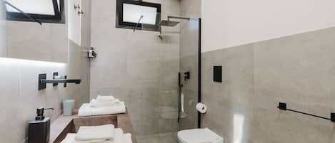 Douche, sĂšche-cheveux, serviettes fournies