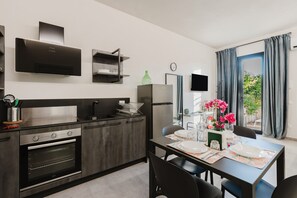 Frigorífico, microondas, horno y placa de cocina