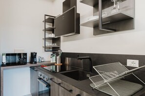Frigorífico, microondas, horno y placa de cocina