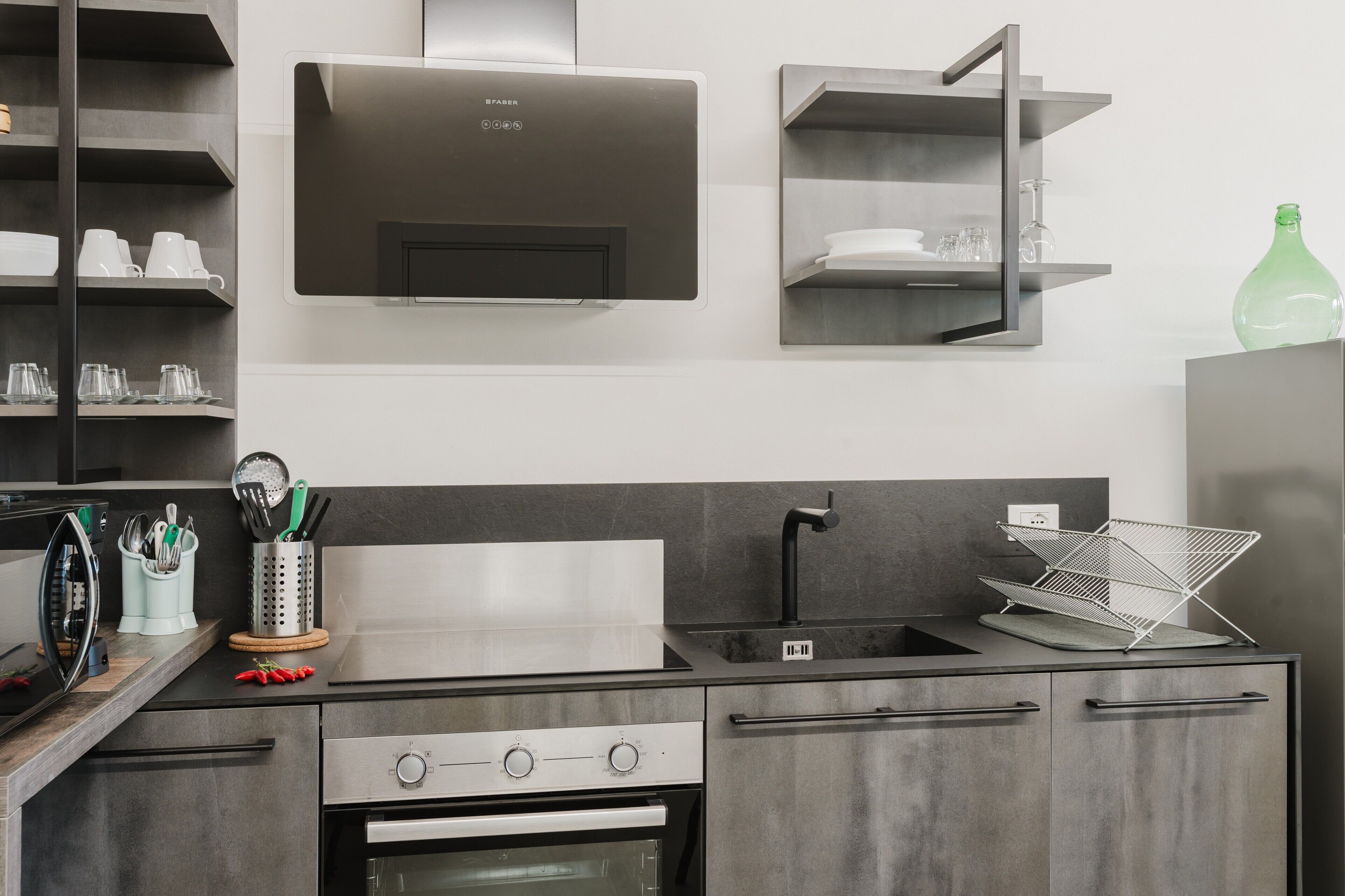 Kühlschrank, Mikrowelle, Ofen, Herdplatte