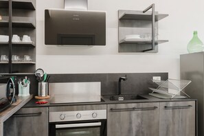 冰箱、微波炉、烤箱、炉灶