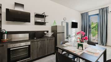 Kühlschrank, Mikrowelle, Ofen, Herdplatte