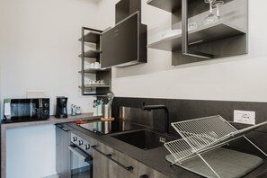 Geladeira, micro-ondas, fogão, cooktop