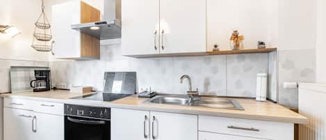 Kühlschrank, Mikrowelle, Ofen, Herdplatte