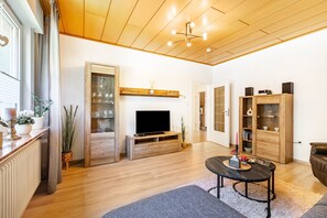 Een televisie en een stereo