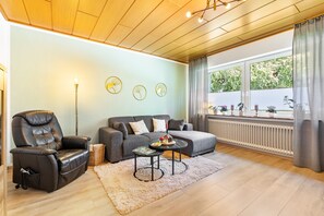 Een televisie en een stereo