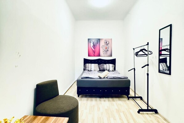 1 bedroom, bed sheets