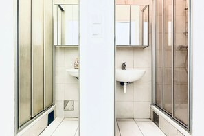Douche, séchoir à cheveux, serviettes fournies, savon