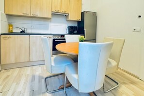 Fridge, oven, stovetop, coffee/tea maker