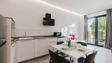 Geladeira, micro-ondas, fogão, cooktop