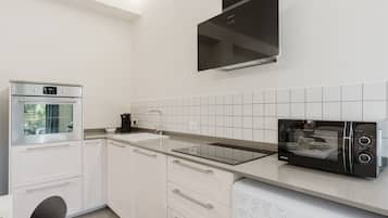 Geladeira, micro-ondas, fogão, cooktop