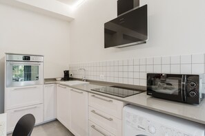 Geladeira, micro-ondas, fogão, cooktop