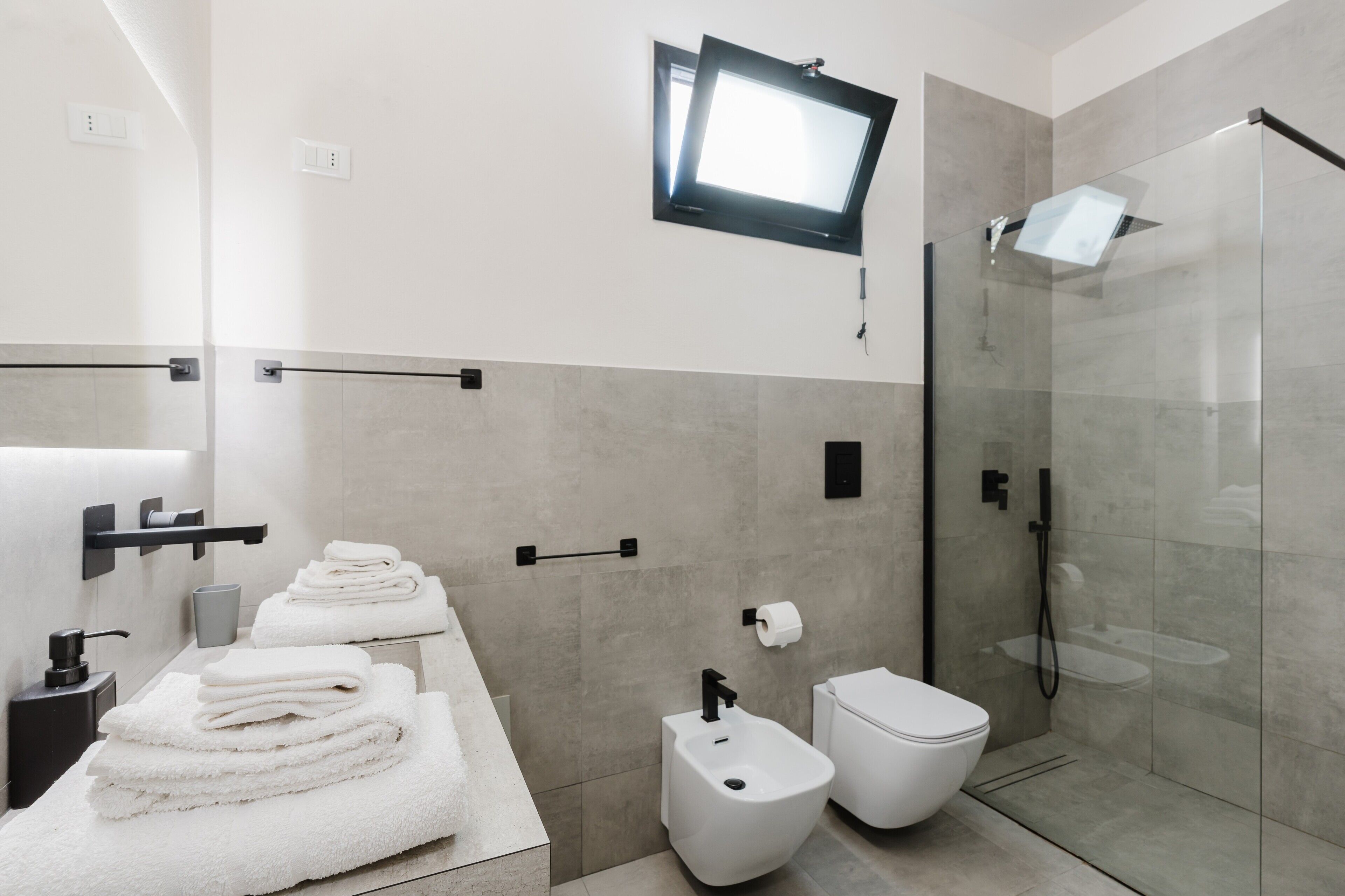 Dusche, kostenlose Toilettenartikel, Haartrockner, Handtücher