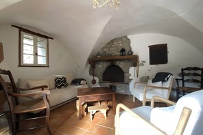 تلفزيون، مدفأة، مشغل دي في دي، تنس طاولة