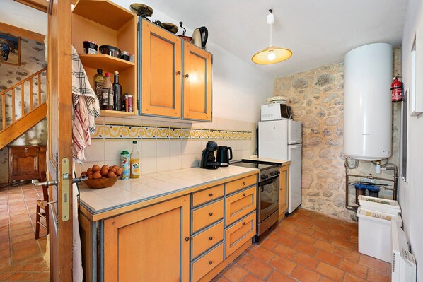 Coffee/tea maker, fridge, microwave, oven - House in Provence in a Former Fulling Mill (Entrepierres)