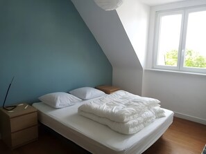 4 bedrooms, iron/ironing board, WiFi, bed sheets