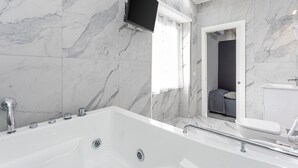 A modern bathroom with a large bathtub, a shower, and a toilet. - Room 'Dolce Relax - Tripla Luxury' with Wi-Fi and Air Conditioning (Catania)