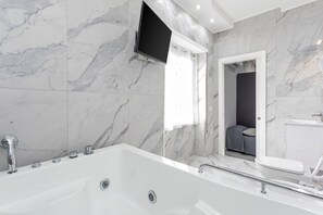 Douche, articles de toilette gratuits, sèche-cheveux