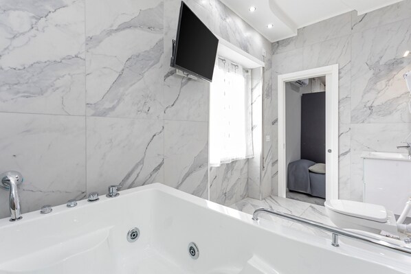 Douche, articles de toilette (gratuits), séchoir à cheveux