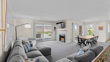 Leilighet, flere senger, balkong, fjellutsikt (Cozy Condo) | Oppholdsområde | En 42-tommers Flatskjerm-TV med digitale kanaler samt peis