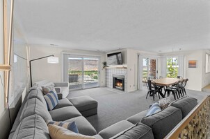 Condo, várias camas, sacada, vista para a montanha (Cozy Condo) | Área de estar | TV de tela plana 42 polegadas com canais digitais, lareira