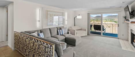 Kondominium, Beberapa Tempat Tidur, balkon, pemandangan gunung (Cozy Condo) | Area keluarga | Televisi layar datar 42-inci dengan saluran TV digital dan perapian