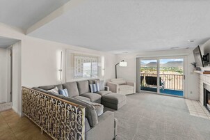 Condo, várias camas, sacada, vista para a montanha (Cozy Condo) | Área de estar | TV de tela plana 42 polegadas com canais digitais, lareira