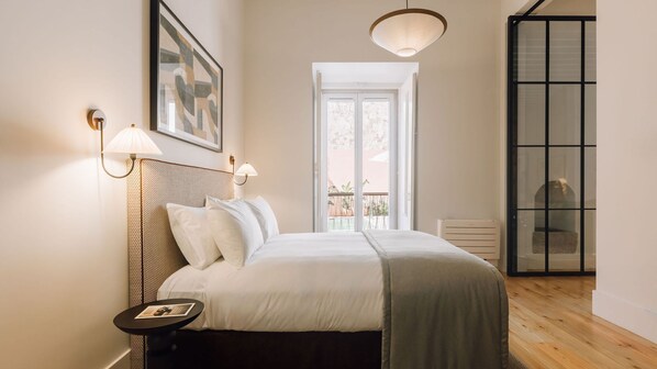 1 habitación, tabla de planchar con plancha y cuna de viaje 