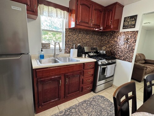 Charming 2-Bedroom Stay in Montezuma – Breakfast Included