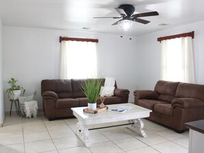 Smart-tv, pejs, bøger, stereoanlæg