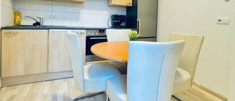 Fridge, oven, stovetop, coffee/tea maker