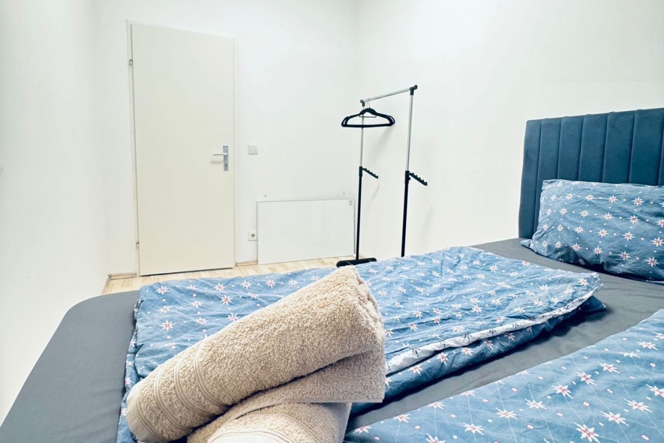 1 bedroom, bed sheets