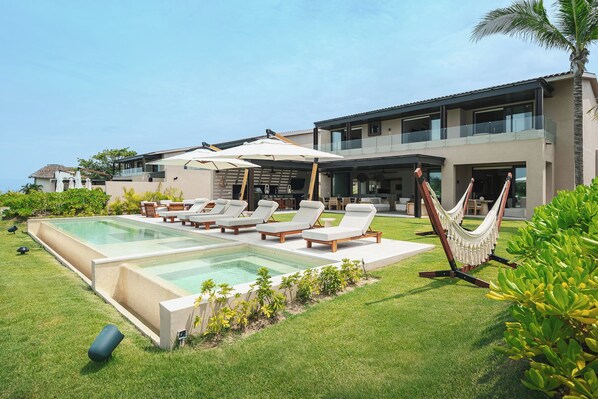 Una piscina al aire libre, una piscina climatizada