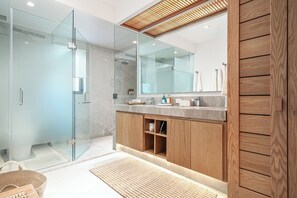 Shower, hair dryer, towels, soap - Golf-View Luxury Villa with Pool, Chef Service and Premier Golf in Punta Mita (Nayarit)