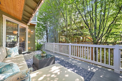 Cozy Fountain District Townhouse w/ Fireplace | Near Mt. Baker & Lake Whatcom