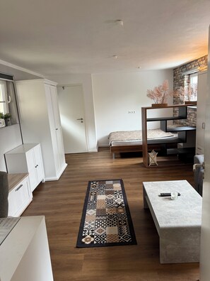1 Schlafzimmer, Schreibtisch, WLAN, Bettwäsche