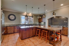 Coffee/tea maker, cookware/dishes/utensils