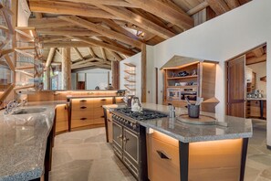 Coffee/tea maker, cookware/dishes/utensils