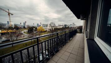 Deluxe Apartment | Iron/ironing board, free WiFi