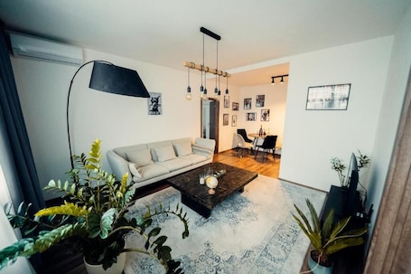 Deluxe Apartment | Iron/ironing board, free WiFi