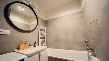 Appartement, 2 chambres | Salle de bain | Serviettes fournies