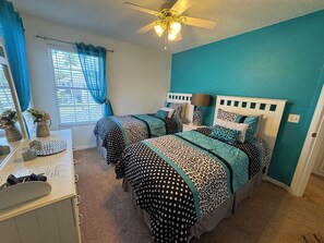 5 bedrooms, iron/ironing board, WiFi, bed sheets