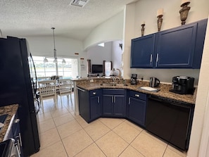 Coffee/tea maker, fridge, microwave, oven - South Facing, Lake View Pool & Spa Home (Kissimmee)