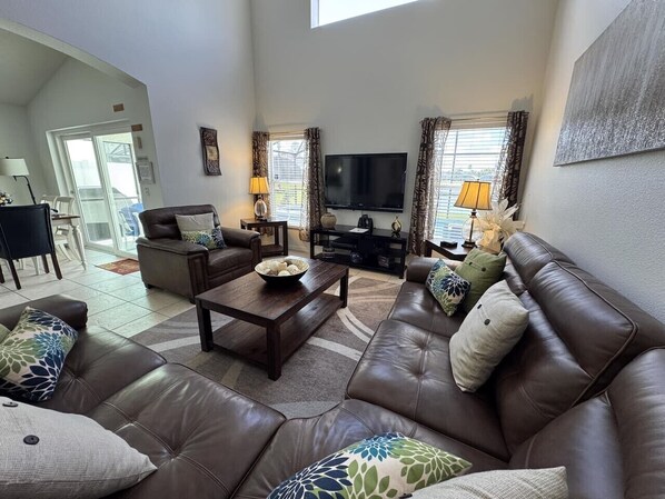 TV, video games, DVD player, books - South Facing, Lake View Pool & Spa Home (Kissimmee)