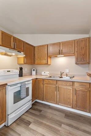 Fridge, microwave, oven, stovetop - The Corona Lookout | Charming Attic Apartment in Historic Home (Colorado Springs)