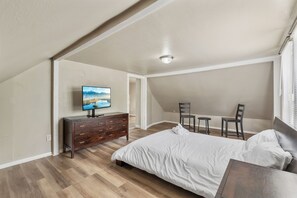 2 bedrooms, travel cot, WiFi, bed sheets - The Corona Lookout | Charming Attic Apartment in Historic Home (Colorado Springs)