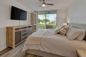 Escritorio, tabla de planchar con plancha, wifi y ropa de cama 