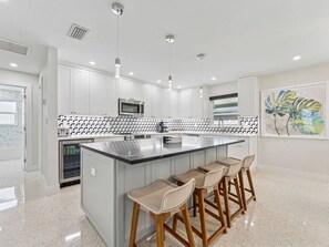 Kjøleskap og kokeplater