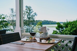 A dining table with plates of food, wine glasses, and cutlery. - Villa Wolax (Kaarina)