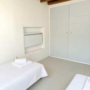 2 bedrooms, iron/ironing board, bed sheets